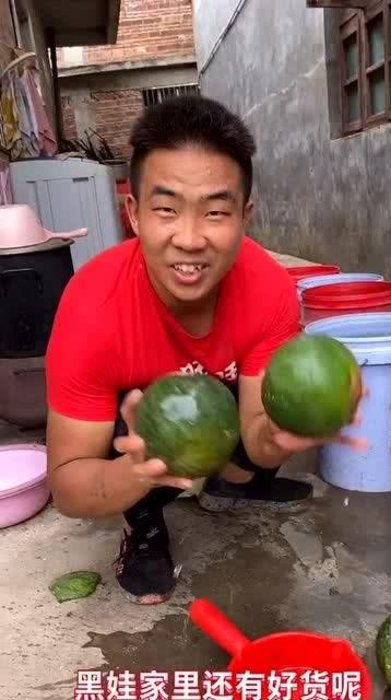 黄毛精神小伙吃瓜